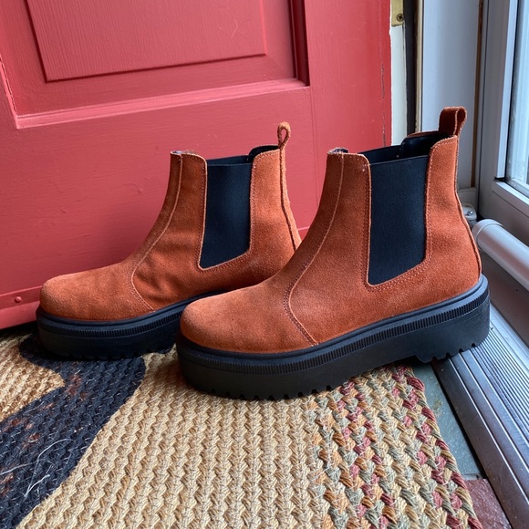 Urban Outfitters Shoes - Urban outfitters suede platform Chelsea boots 8/38